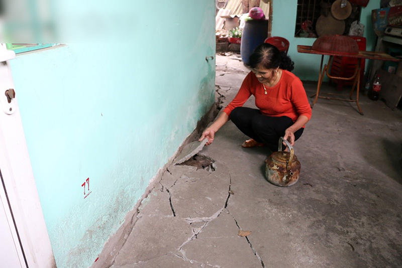 Cận cảnh những vết nứt dài chân cầu Đuống khiến người dân thấp thỏm lo sợ